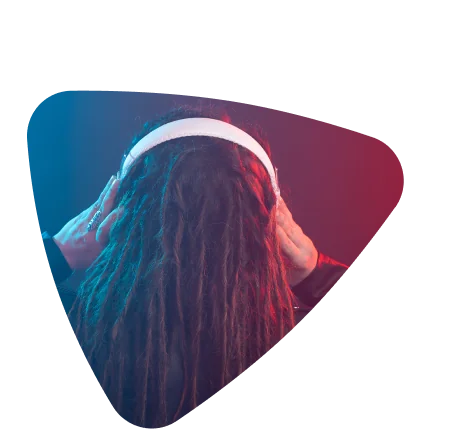 Creator de dreads e fones de ouvido, de costas, sob luz azul e vermelha