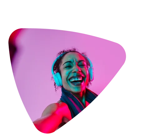 Creator de fones de ouvido rindo, em fundo rosa