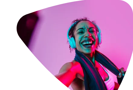 Creator de fones de ouvido rindo, em fundo rosa