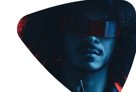 Creator de cabelo black e óculos espelhados, em luz azul