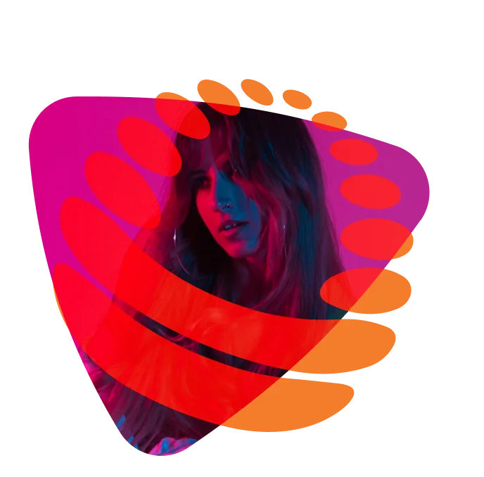 Creator de cabelo comprido, sob luz rosa, com formas laranja sobrepostas